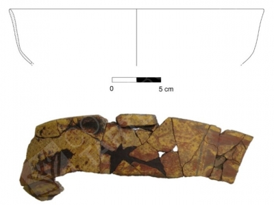 Cazuela pintada a mano post-cocción hallada en la cabaña oval